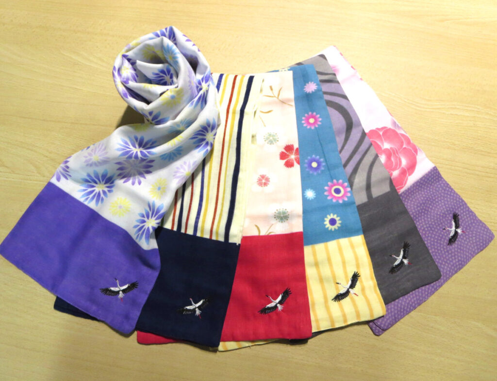 こうのとりの刺繍入り<br />
<b>ガーゼマフラー</b>